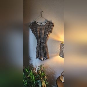 Old Navy Patterned Navy flowy tie dress romper pretty stretchy